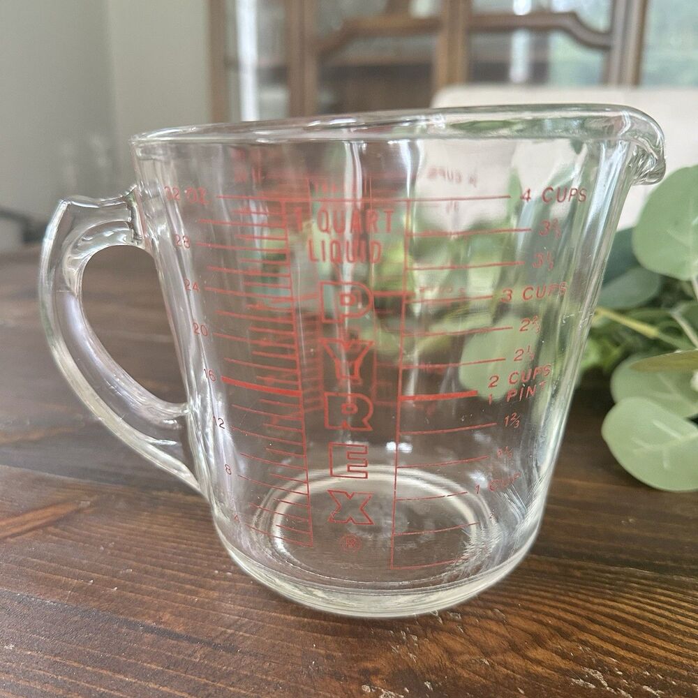 Vintage Pyrex 532 4 Cup (32oz) Glass Red Letter Measuring Cup Closed D-Handle